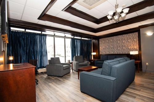 King Suite with Two Sofa Beds, Spa Bath and Kitchenette - Non - Smoking del hotel Best Western Plus Plattsburgh