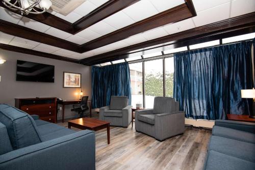 King Suite with Two Sofa Beds, Spa Bath and Kitchenette - Non - Smoking del hotel Best Western Plus Plattsburgh. Foto 1