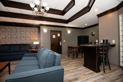 King Suite with Two Sofa Beds, Spa Bath and Kitchenette - Non - Smoking del hotel Best Western Plus Plattsburgh. Foto 5