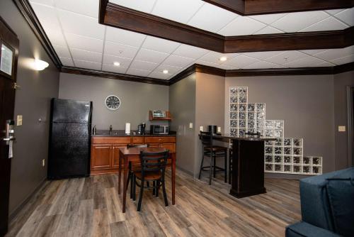 King Suite with Two Sofa Beds, Spa Bath and Kitchenette - Non - Smoking del hotel Best Western Plus Plattsburgh. Foto 6