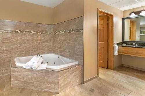 King Suite with Spa Bath, Kitchenette and Separate Living Room - Non - Smoking del hotel Best Western Plus Plattsburgh