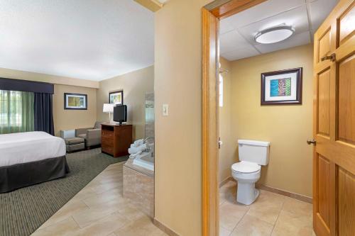 King Suite with Spa Bath, Kitchenette and Separate Living Room - Non - Smoking del hotel Best Western Plus Plattsburgh. Foto 1
