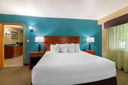 King Suite with Spa Bath, Kitchenette and Separate Living Room - Non - Smoking del hotel Best Western Plus Plattsburgh. Foto 3