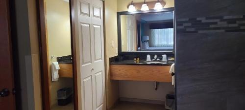 King Suite with Kitchenette and Separate Living Room - Non - Smoking del hotel Best Western Plus Plattsburgh. Foto 1