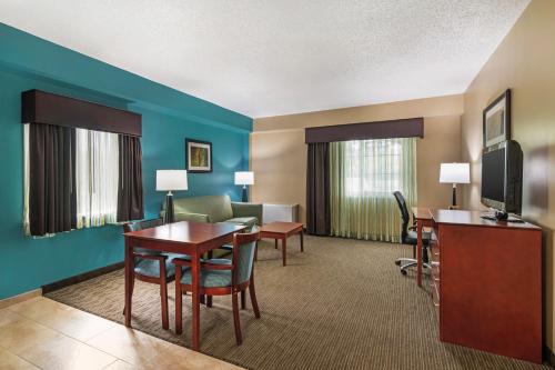 King Suite with Kitchenette and Separate Living Room - Non - Smoking del hotel Best Western Plus Plattsburgh. Foto 3
