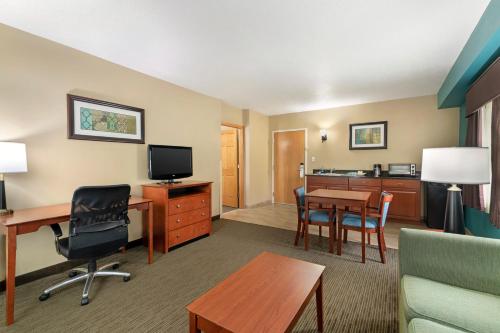 King Suite with Kitchenette and Separate Living Room - Non - Smoking del hotel Best Western Plus Plattsburgh. Foto 4