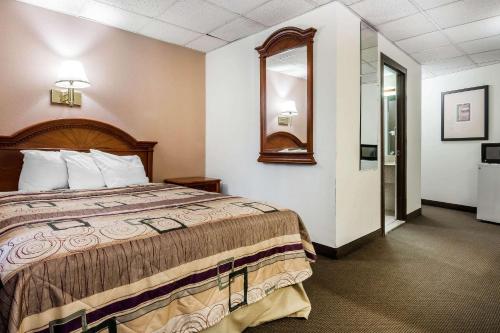 Habitación - No fumadores - Cama grande del hotel Quality Inn & Suites. Foto 3