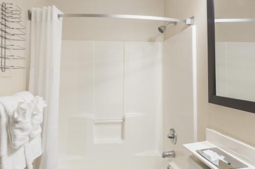 Habitación Doble con 2 camas dobles - No fumadores del hotel Super 8 By Wyndham Schenectady/albany Area. Foto 2