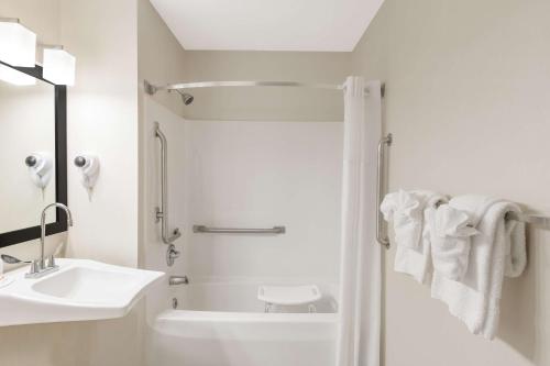 Habitación - 1 cama extragrande - No fumadores del hotel Super 8 By Wyndham Schenectady/albany Area