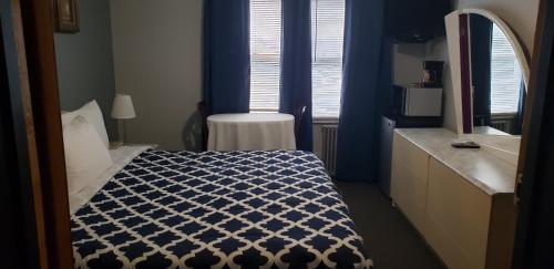 Habitación con cama extragrande del hotel Jones Beach