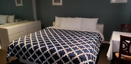 Habitación con cama extragrande del hotel Jones Beach. Foto 1