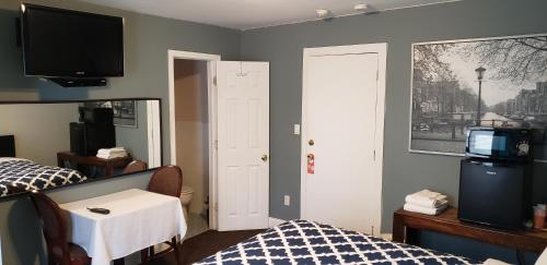 Habitación con cama grande del hotel Jones Beach