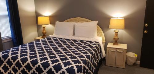 Habitación con cama grande del hotel Jones Beach. Foto 1