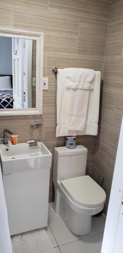 Habitación con cama grande del hotel Jones Beach. Foto 2