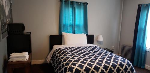 Habitación con cama grande del hotel Jones Beach. Foto 4
