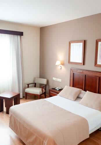 Habitación Doble del hotel Santiago De León. Foto 6
