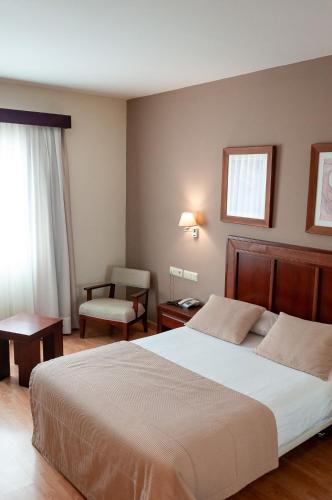 Habitación Doble del hotel Santiago De León. Foto 8