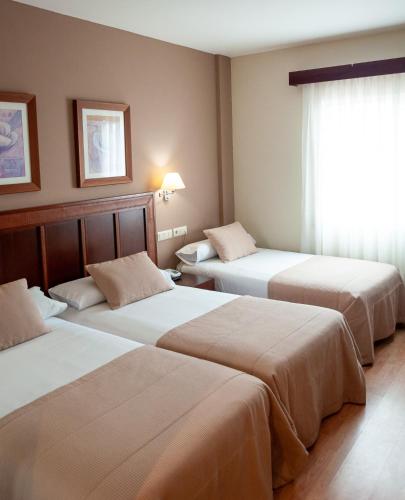 Habitación Triple del hotel Santiago De León. Foto 1