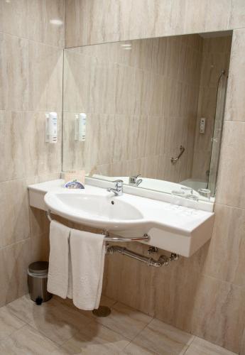 Habitación Triple del hotel Santiago De León. Foto 4
