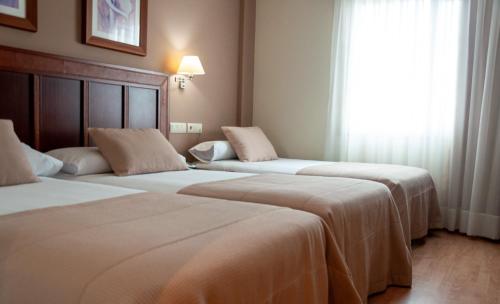 Habitación Triple del hotel Santiago De León. Foto 5