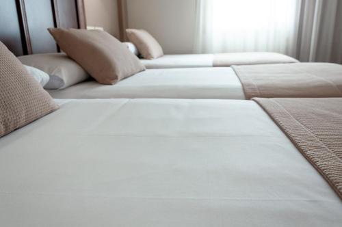 Habitación Triple del hotel Santiago De León. Foto 6