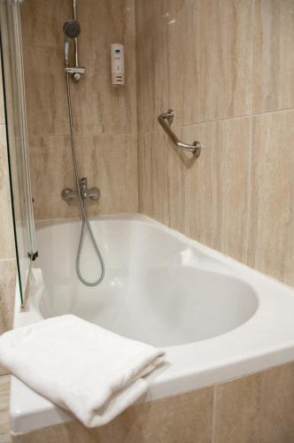Habitación Triple del hotel Santiago De León. Foto 7