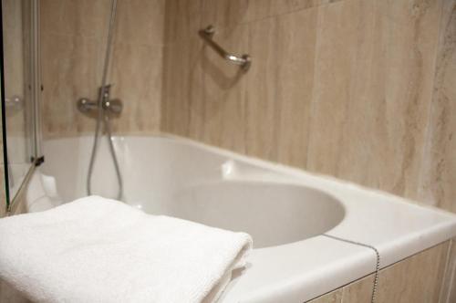 Habitación Triple del hotel Santiago De León. Foto 9