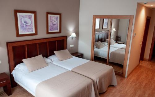 Habitación Doble - 2 camas del hotel Santiago De León. Foto 11