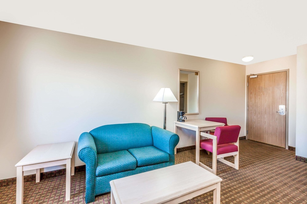 Suite estudio Deluxe, 1 cama de matrimonio grande, no fumadores del hotel Super 8 By Wyndham Liverpool/clay/syracuse Area. Foto 3
