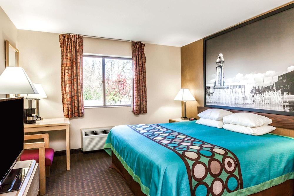Habitación estándar, 1 cama de matrimonio grande del hotel Super 8 By Wyndham Liverpool/clay/syracuse Area. Foto 1