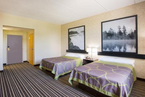 Habitación doble 2 Camas dobles Normal del hotel Super 8 By Wyndham Plattsburgh. Foto 3