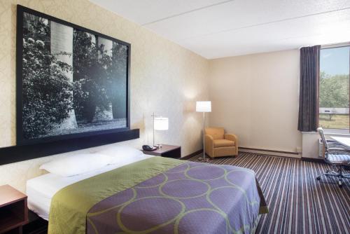 Habitación adaptada para personas con movilidad reducida - 1 cama grande - No fumadores del hotel Super 8 By Wyndham Plattsburgh. Foto 1