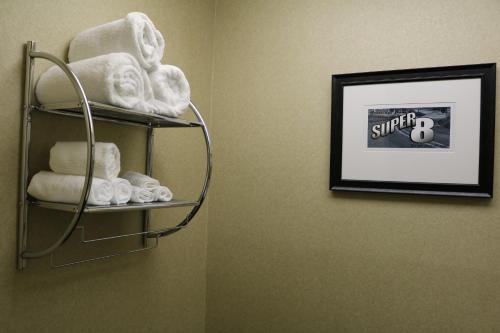 Habitación Efficiency con cama grande y zona de cocina - No fumadores del hotel Super 8 By Wyndham Plattsburgh. Foto 3