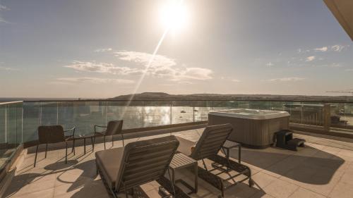 Suite Deluxe con vistas al mar y bañera de hidromasaje del hotel Ax Odycy