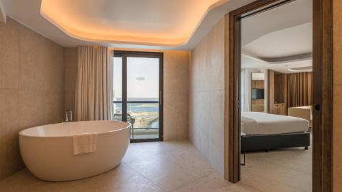 Suite Deluxe con vistas al mar y bañera de hidromasaje del hotel Ax Odycy. Foto 1