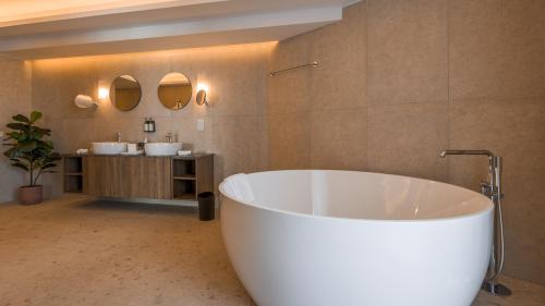 Suite Deluxe con vistas al mar y bañera de hidromasaje del hotel Ax Odycy. Foto 5