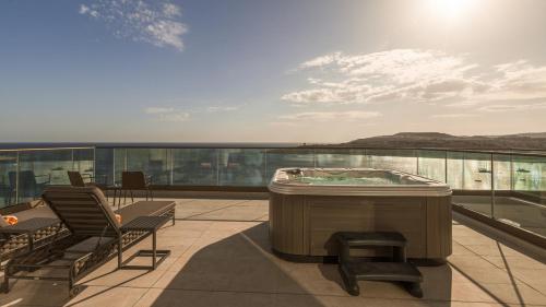Suite Deluxe con vistas al mar y bañera de hidromasaje del hotel Ax Odycy. Foto 6