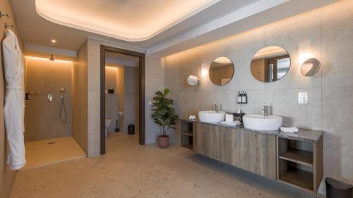 Suite Deluxe con vistas al mar y bañera de hidromasaje del hotel Ax Odycy. Foto 7