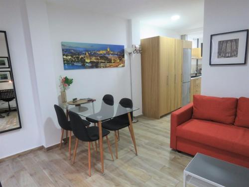 Apartamento Con Cocina 1 habitación Sofá Cama incluido 2 Camas individuales del hotel Living Sevilla Apartments Hércules. Foto 5