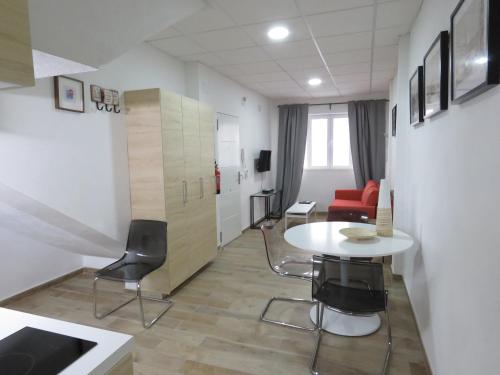 Apartamento Con Cocina 1 habitación Sofá Cama incluido 2 Camas individuales del hotel Living Sevilla Apartments Hércules. Foto 9