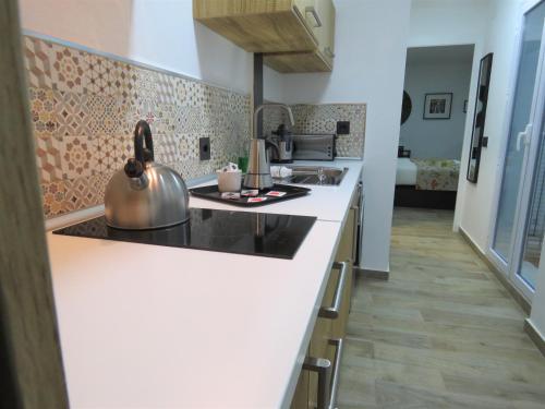 Apartamento Con Cocina 1 habitación Sofá Cama incluido 2 Camas individuales Normal del hotel Living Sevilla Apartments Hércules. Foto 12
