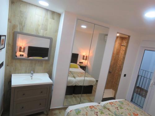 Apartamento Con Cocina 1 habitación Sofá Cama incluido 2 Camas individuales Normal del hotel Living Sevilla Apartments Hércules. Foto 26