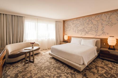 Alojamiento con cama extragrande y vistas al complejo del hotel Nobu Miami Beach