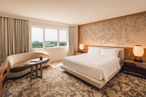 Habitación con cama extragrande y vistas a la bahía - Adaptada para personas de movilidad reducida del hotel Nobu Miami Beach. Foto 1
