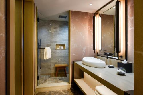 Habitación con vistas al resort adaptada para personas con movilidad reducida - 1 cama extragrande del hotel Nobu Miami Beach. Foto 1