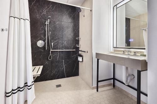 Habitación con cama extragrande y ducha adaptada - Adaptada para personas de movilidad reducida del hotel Hyatt Regency Chicago