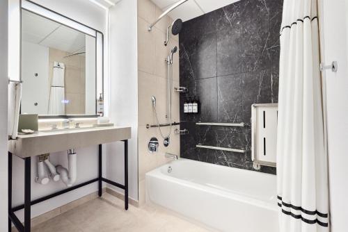 Habitación con cama extragrande y bañera adaptada - Adaptada para personas de movilidad reducida del hotel Hyatt Regency Chicago