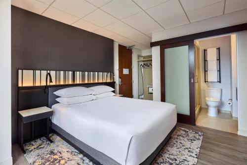 Habitación con cama grande del hotel Hyatt Regency Chicago
