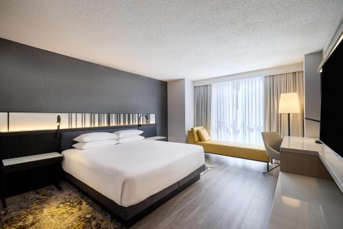 Habitación con cama grande del hotel Hyatt Regency Chicago. Foto 2
