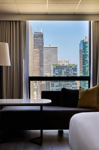 Habitación con cama extragrande y vistas a la ciudad del hotel Hyatt Regency Chicago. Foto 1